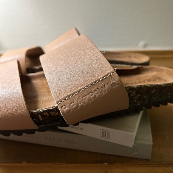 Bear paw sandals size 8 - Picture 4 of 4